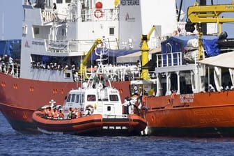 Ein Schiff der italienischen Küstenwache legt an der "Aquarius" an.