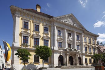 Das Rathaus in Lauingen: Bei einer öffentlich Ratssitzung ist der Bürgermeister der Stadt, Wolfgang Schenk, zusammengebrochen. Er starb im Krankenhaus.