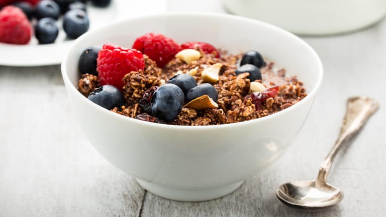 Müsli mit Obst: Ein gesundes Frühstück versorgt Sie mit wichtigen Nährstoffen für einen guten Start in den Tag.
