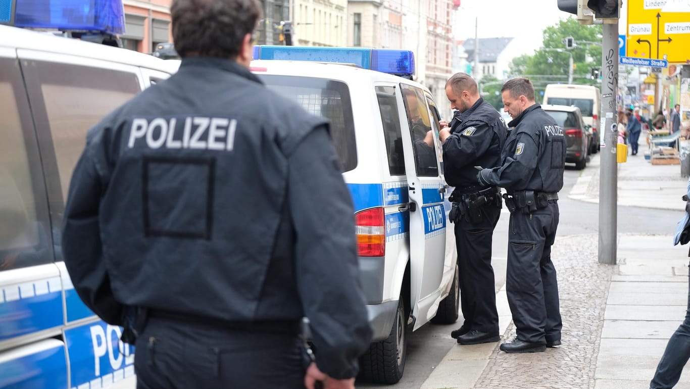Beamte der Bundespolizei bei einer Razzia in Leipzig: An der bundesweiten Aktion gegen Schleuser waren Hunderte Polizisten im Einsatz.