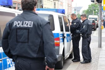 Beamte der Bundespolizei bei einer Razzia in Leipzig: An der bundesweiten Aktion gegen Schleuser waren Hunderte Polizisten im Einsatz.