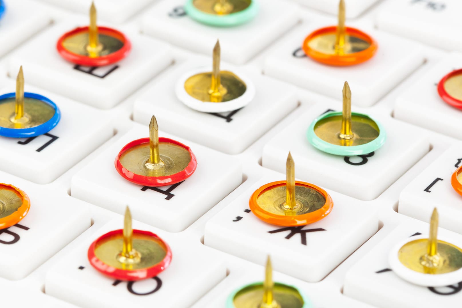 Reißzwecken auf einer Computertastatur: Der Widerstand gegen die geplante Urheberrechtsreform der EU wächst.