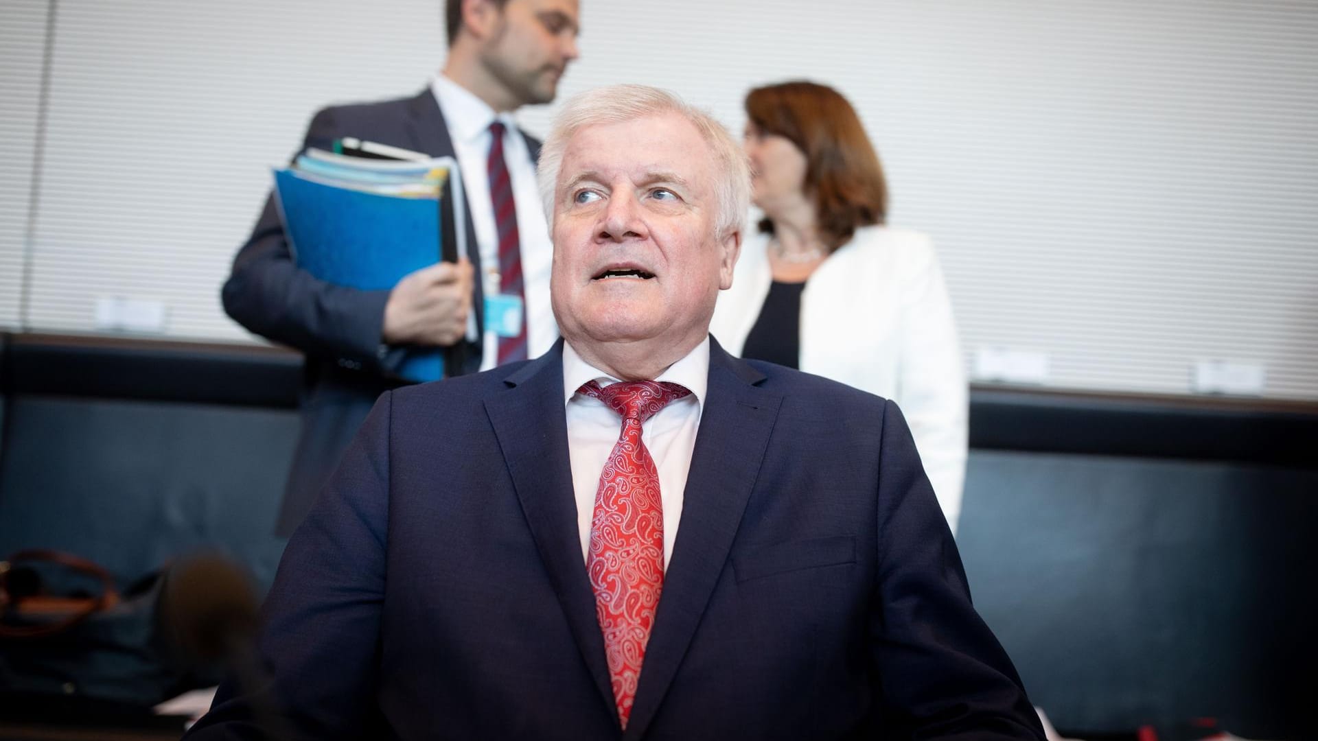 Horst Seehofer auf einer Fraktionssitzung: Zusammen mit seinen CSU-Kollegen sucht er die Konfrontation mit der Kanzlerin.