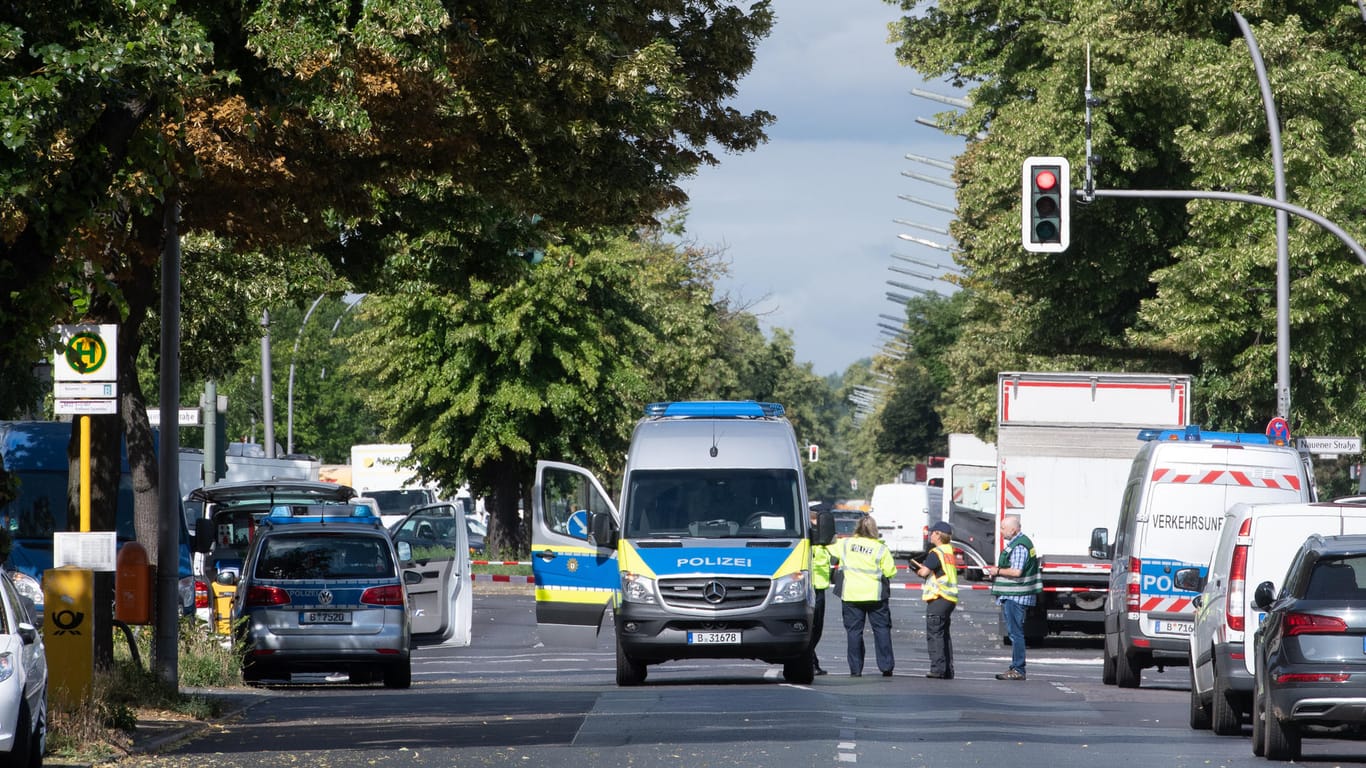 Einsatzkräfte der Polizei stehen nach einem Verkehrsunfall am Unfallort: In Spandau ist ein Kind vom Lastwagen erfasst worden.