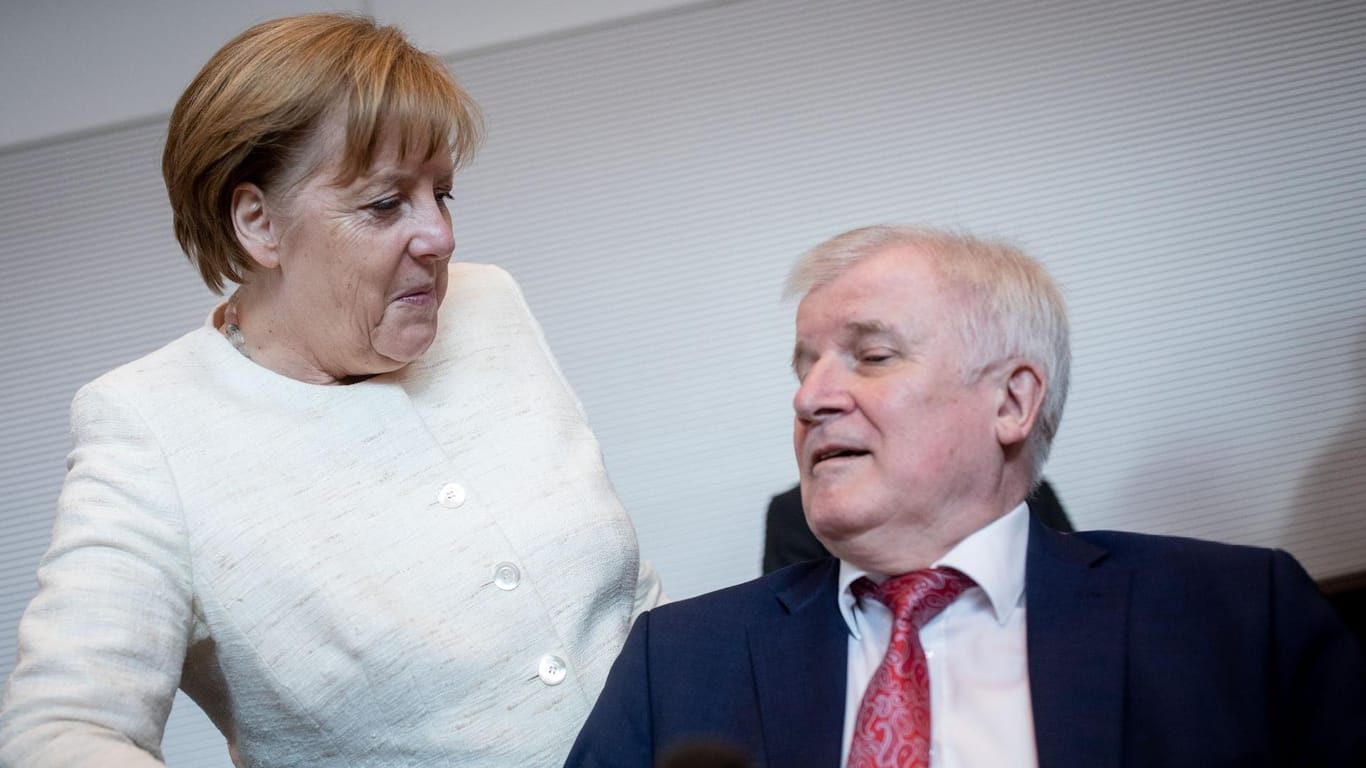 Bundeskanzlerin Angela Merkel und Horst Seehofer im Bundestag: Im Asyl-Konflikt sind aus den Koalitionspartnern Gegner geworden – Ausgang Ungewiss.
