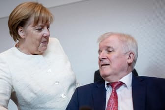 Bundeskanzlerin Angela Merkel und Horst Seehofer im Bundestag: Im Asyl-Konflikt sind aus den Koalitionspartnern Gegner geworden – Ausgang Ungewiss.