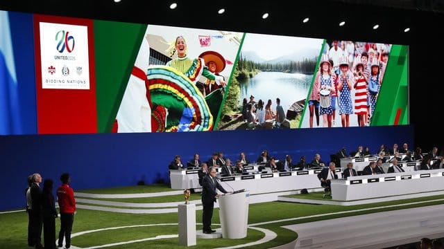 Die Trio-Bewerbung von USA, Mexiko und Kanada hat sich als Ausrichter für die WM 2026 durchgesetzt. Die Trio-Bewerbung von USA, Mexiko und Kanada hat sich als Ausrichter für die WM 2026 durchgesetzt.