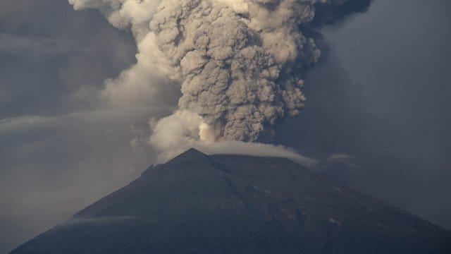 Immer wieder spuckt der Mount Agung auf Bali Rauch und Asche - hier bei einem Ausbruch im November 2017. Immer wieder spuckt der Mount Agung auf Bali Rauch und Asche - hier bei einem Ausbruch im November 2017.