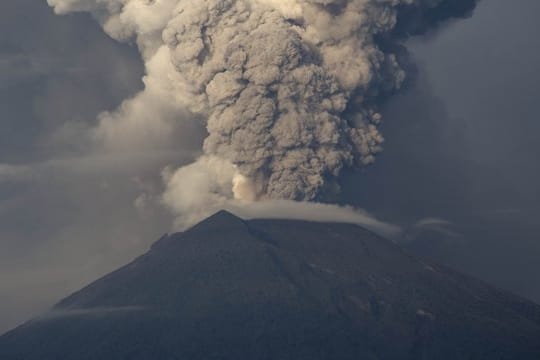 Immer wieder spuckt der Mount Agung auf Bali Rauch und Asche - hier bei einem Ausbruch im November 2017.