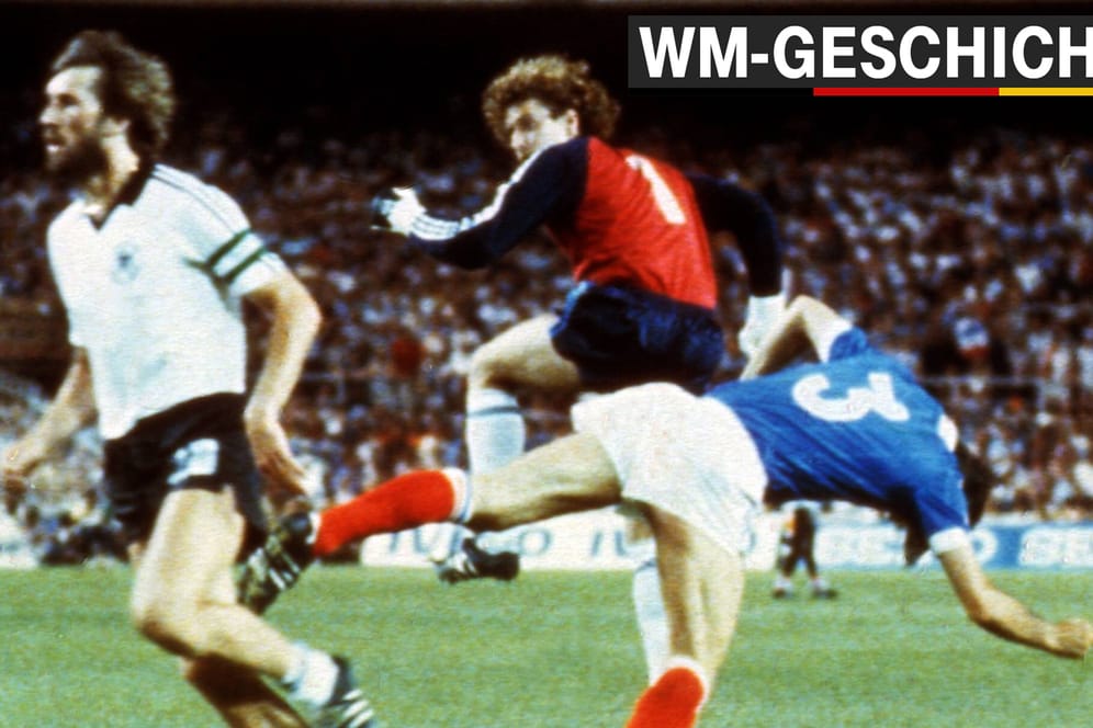 Brutaler Einsatz im WM-Halbfinale 1982: DFB-Torwart Harald "Toni" Schumacher springt Frankreichs Patrick Battiston rücksichtslos ins Gesicht.