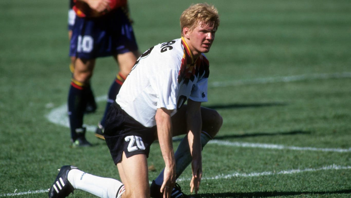 Stefan Effenberg bei der WM 1994: Der Mittelfeldspieler zeigte, bei seiner Auswechslung im Spiel gegen Sükorea, einigen Fans den Mittelfinger.