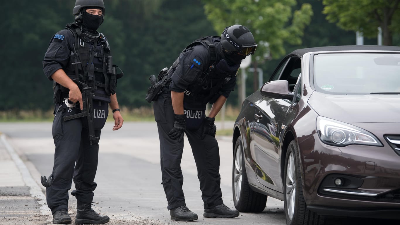 Polizisten sichern in einem Gewerbegebiet in Limbach-Oberfrohna eine Straße: Am Dienstag durchsuchte die Polizei nach einem konkreten Hinweis ein Waldgebiet – vergeblich.