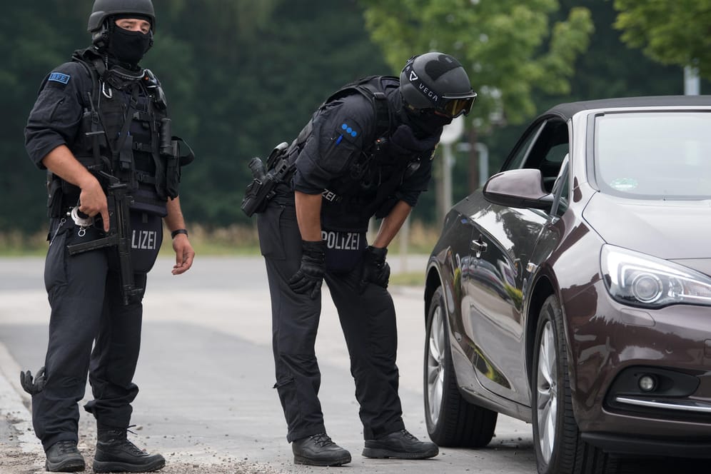 Polizisten sichern in einem Gewerbegebiet in Limbach-Oberfrohna eine Straße: Am Dienstag durchsuchte die Polizei nach einem konkreten Hinweis ein Waldgebiet – vergeblich.