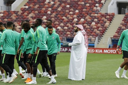 Der saudi-arabische Sportminister Turki al-Sheikh beim Training der Nationalmannschaft.