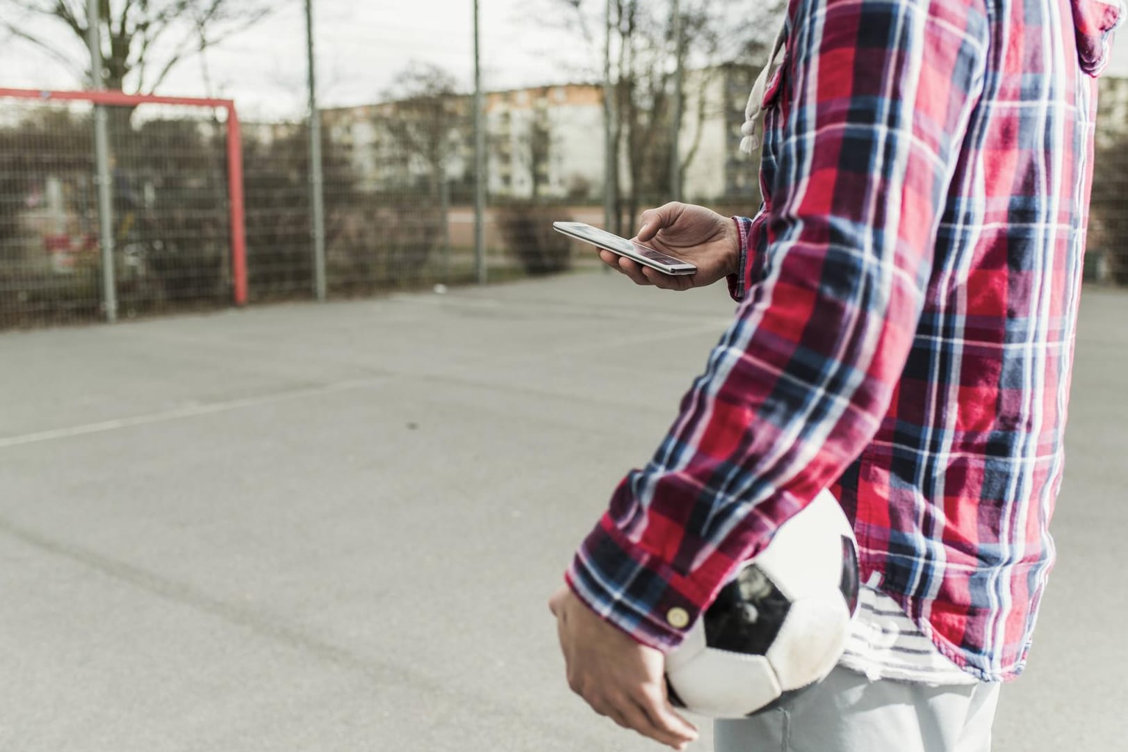 Fußballer mit Smartphone: Surfen gratis an bestimmten WM-Spieltagen.