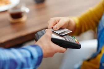 Bezahlen mit Kreditkarte: Beim Einsatz der Kreditkarte im Ausland können Gebühren anfallen.