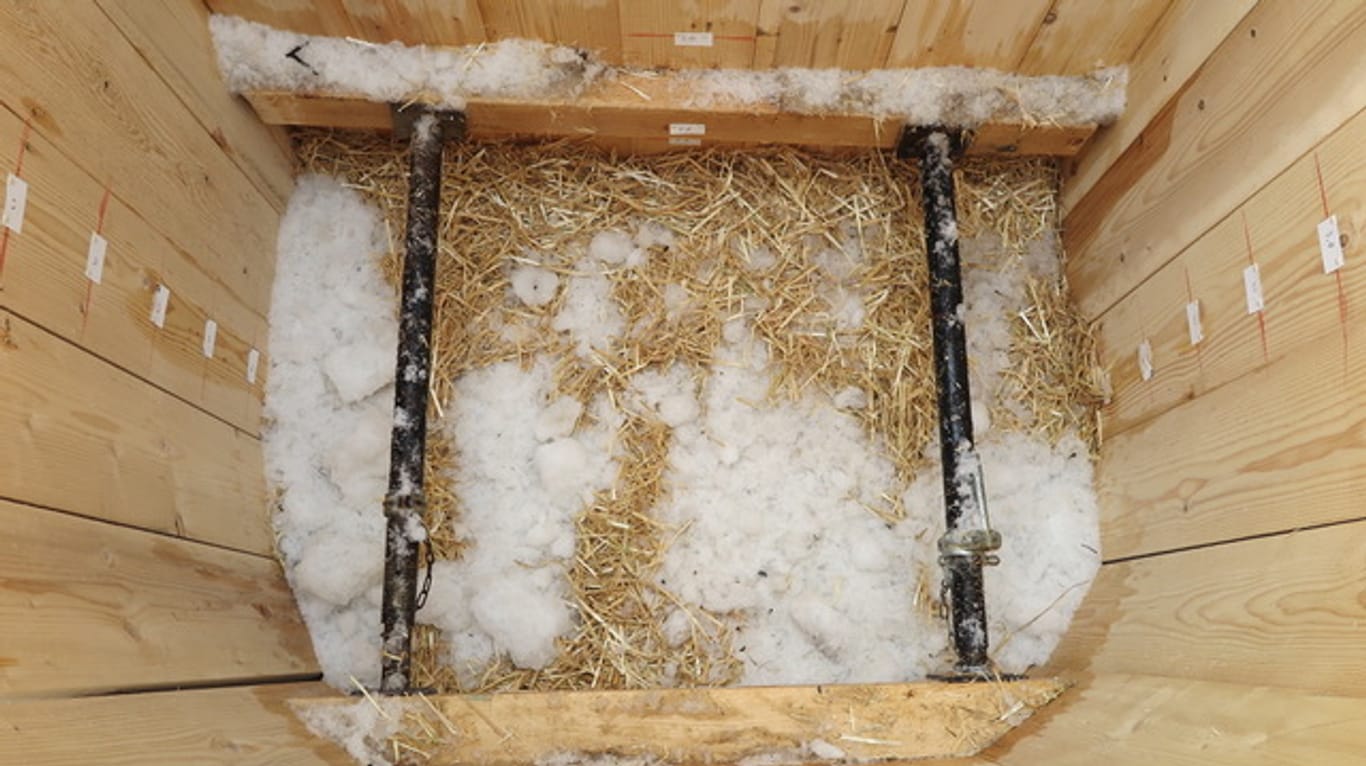Blick in den Schacht: Schnee und Eis sind die Kühlmittel.