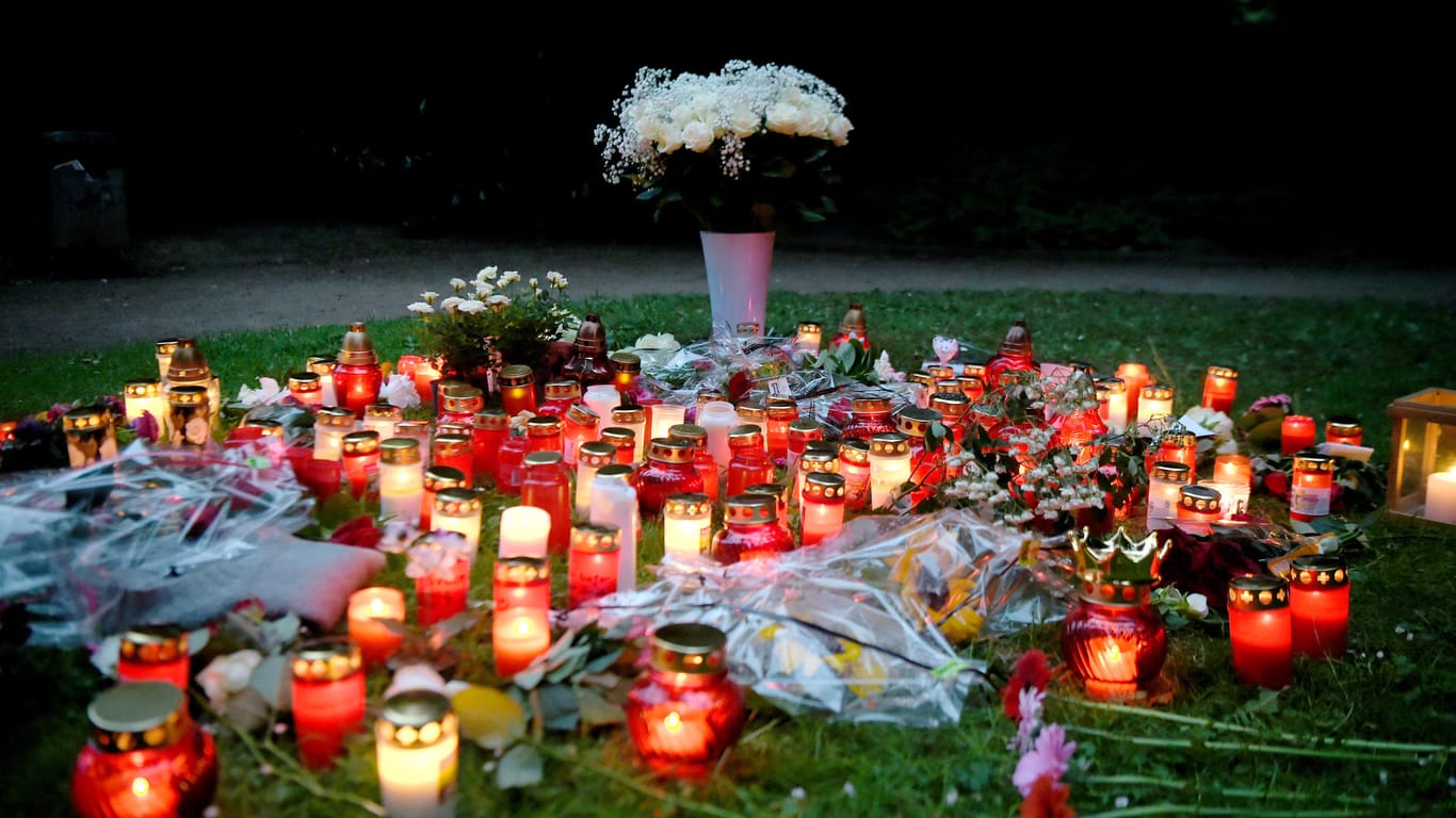 In der Nähe des Tatorts haben Bürger Trauerkerzen und Blumen niedergelegt: Gegen den 17 Jahre alten Tatverdächtigen ist nun Haftbefehl erlassen worden.