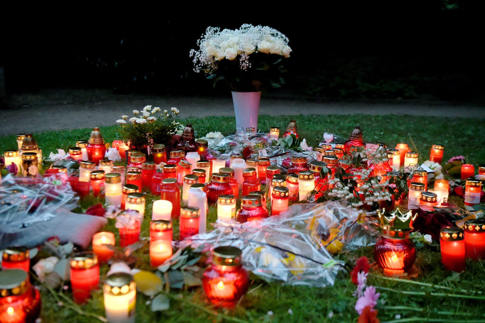 In der Nähe des Tatorts haben Bürger Trauerkerzen und Blumen niedergelegt: Gegen den 17 Jahre alten Tatverdächtigen ist nun Haftbefehl erlassen worden.