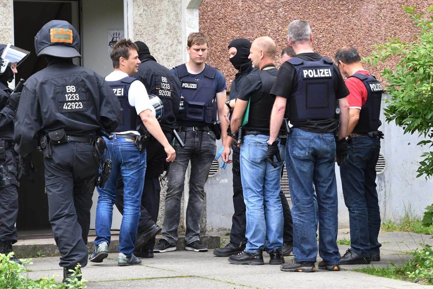 Polizisten stehen vor dem Asylbewerberheim in Cottbus: Bei der Durchsuchung fand die Polizei Schlagwerkzeuge.