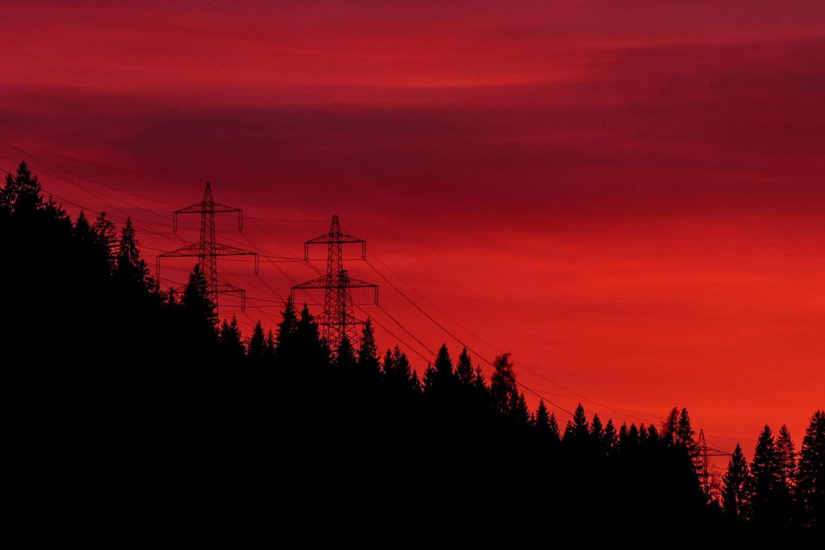 Silhouetten von Strommasten: Hacker greifen Energieversorger an.