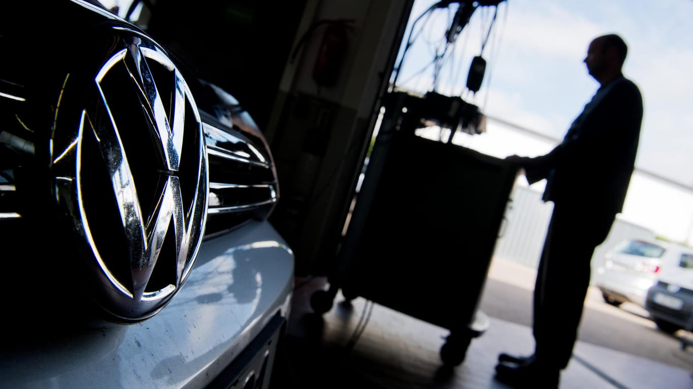 Ein Kfz-Meister lädt im Zuge des Dieselskandals ein Software-Update auf einen VW Golf: Volkswagen muss eine Milliarde Euro Bußgeld in der Affäre zahlen.