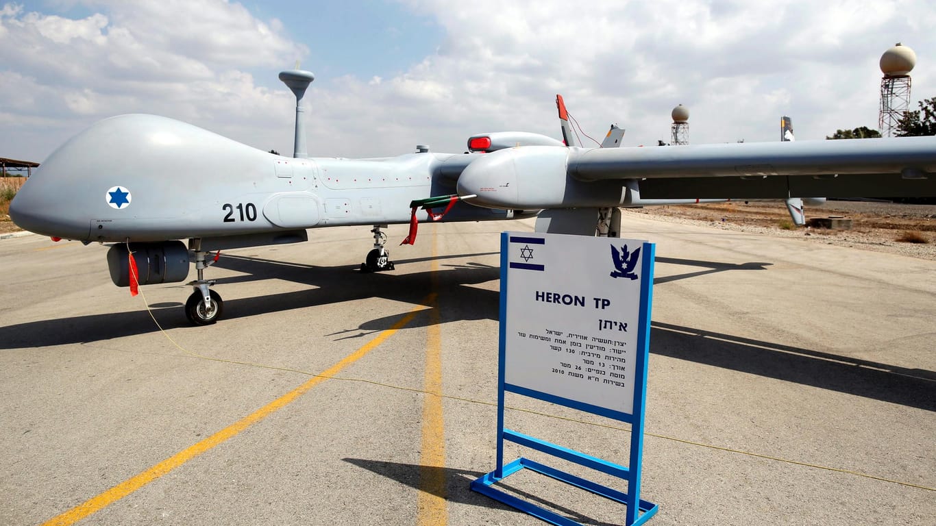 Eine israelische Drohne des Typs Heron TP (IAI Eitan) auf der Luftwaffenbasis Tel Nof: Fast eine Milliarde Euro soll die Anmietung der unbemannten Flugzeuge kosten. (Archivbild)