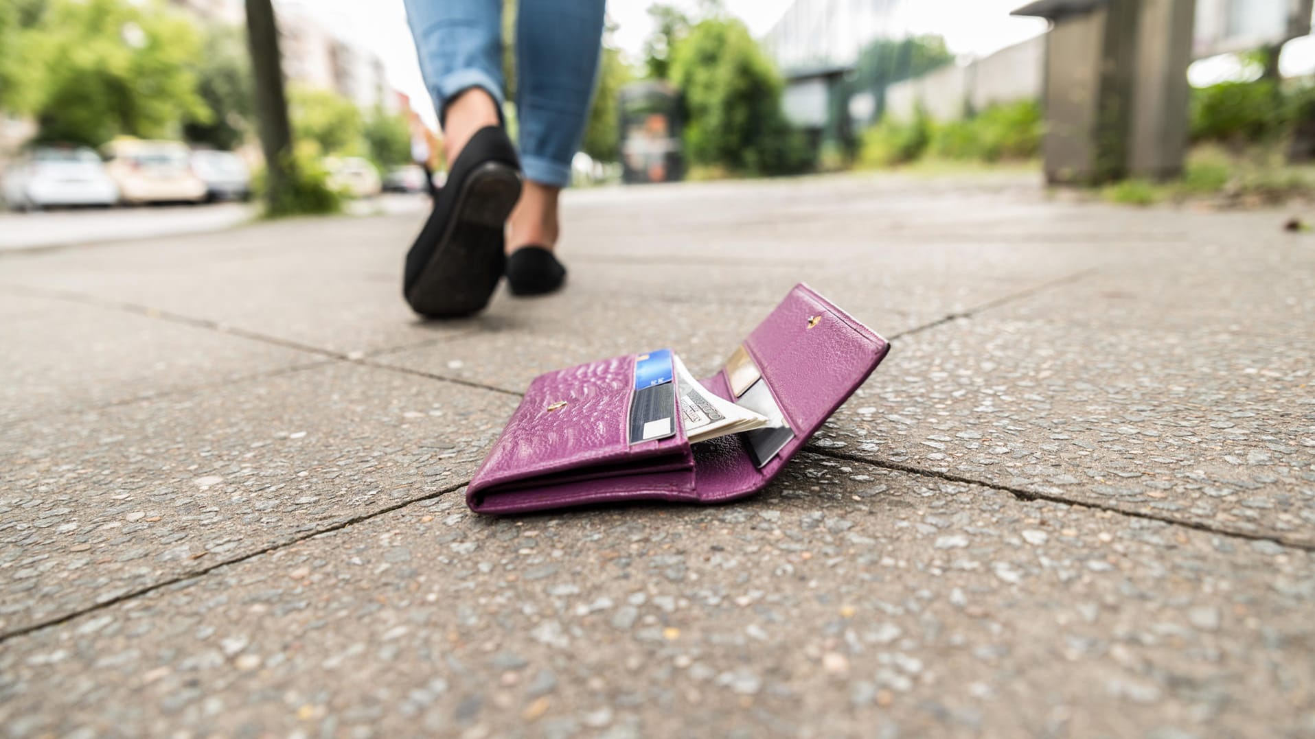 Verlust der Geldbörse (Symbolbild): Wenn Sie Ihr Portemonnaie samt Kreditkarte verloren haben, sollten Sie Ihre Karte sofort sperren lassen.