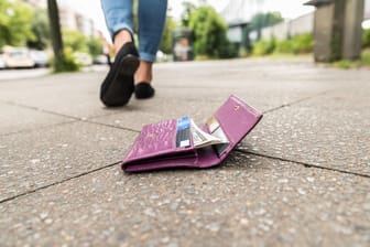 Verlust der Geldbörse (Symbolbild): Wenn Sie Ihr Portemonnaie samt Kreditkarte verloren haben, sollten Sie Ihre Karte sofort sperren lassen.