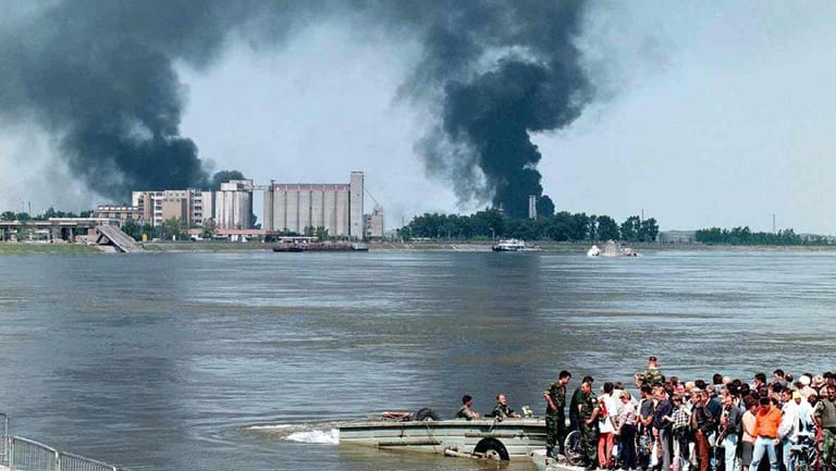 Brennende Raffinerie von Novi Sad 1999: Mit Luftangriffen versuchte die Nato, die Serben zu einer Einstellung der Kampfhandlungen zu zwingen.