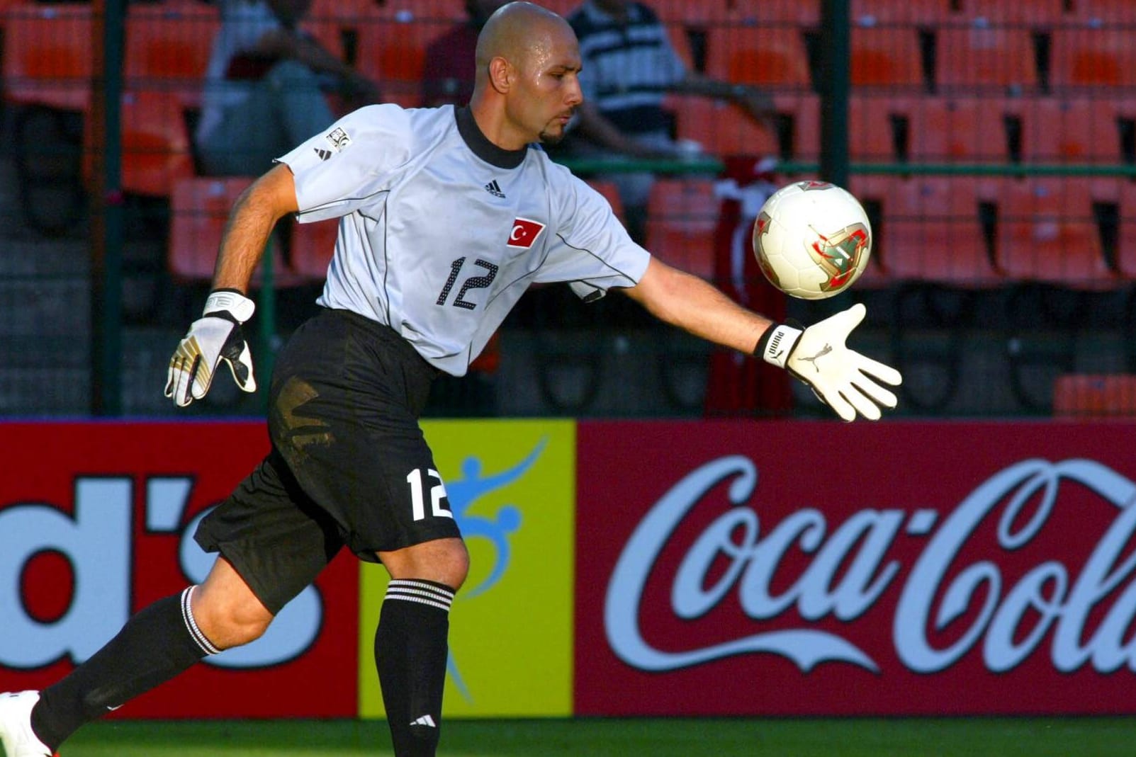 Catkic bei einem Länderspiel der Türkei im Juni 2003.