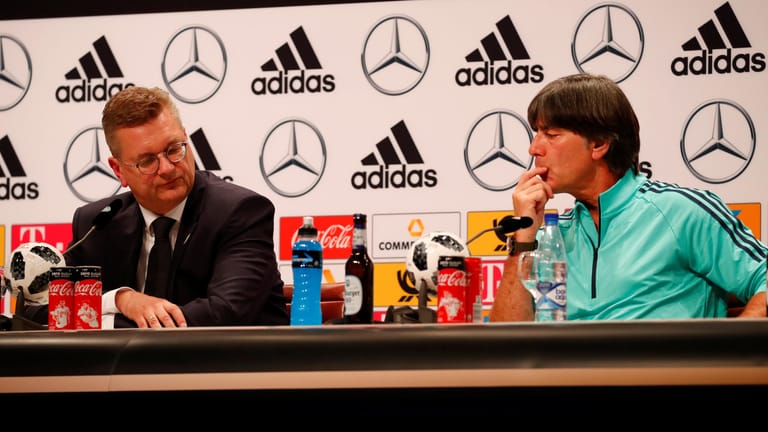 DFB-Präsident Reinhard Grindel und Bundestrainer Jogi Löw: Auf der ersten Pressekonferenz in Russland mussten sie sich schwierigen Fragen stellen.