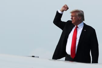 U.S.-Präsident Donald Trump besteigt die Air Force One nach dem Nordkorea-Gipfel: Nun hat Trump sich das nächste Thema vorgeknüpft.