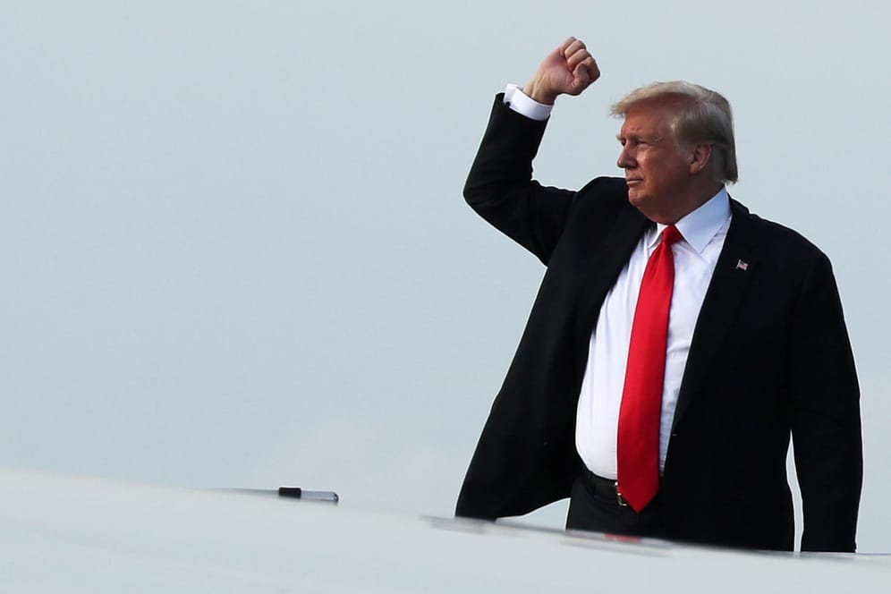 U.S.-Präsident Donald Trump besteigt die Air Force One nach dem Nordkorea-Gipfel: Nun hat Trump sich das nächste Thema vorgeknüpft.