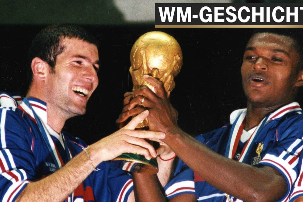 Zinedine Zidane und Marcel Desailly bejubeln den WM-Pokal.