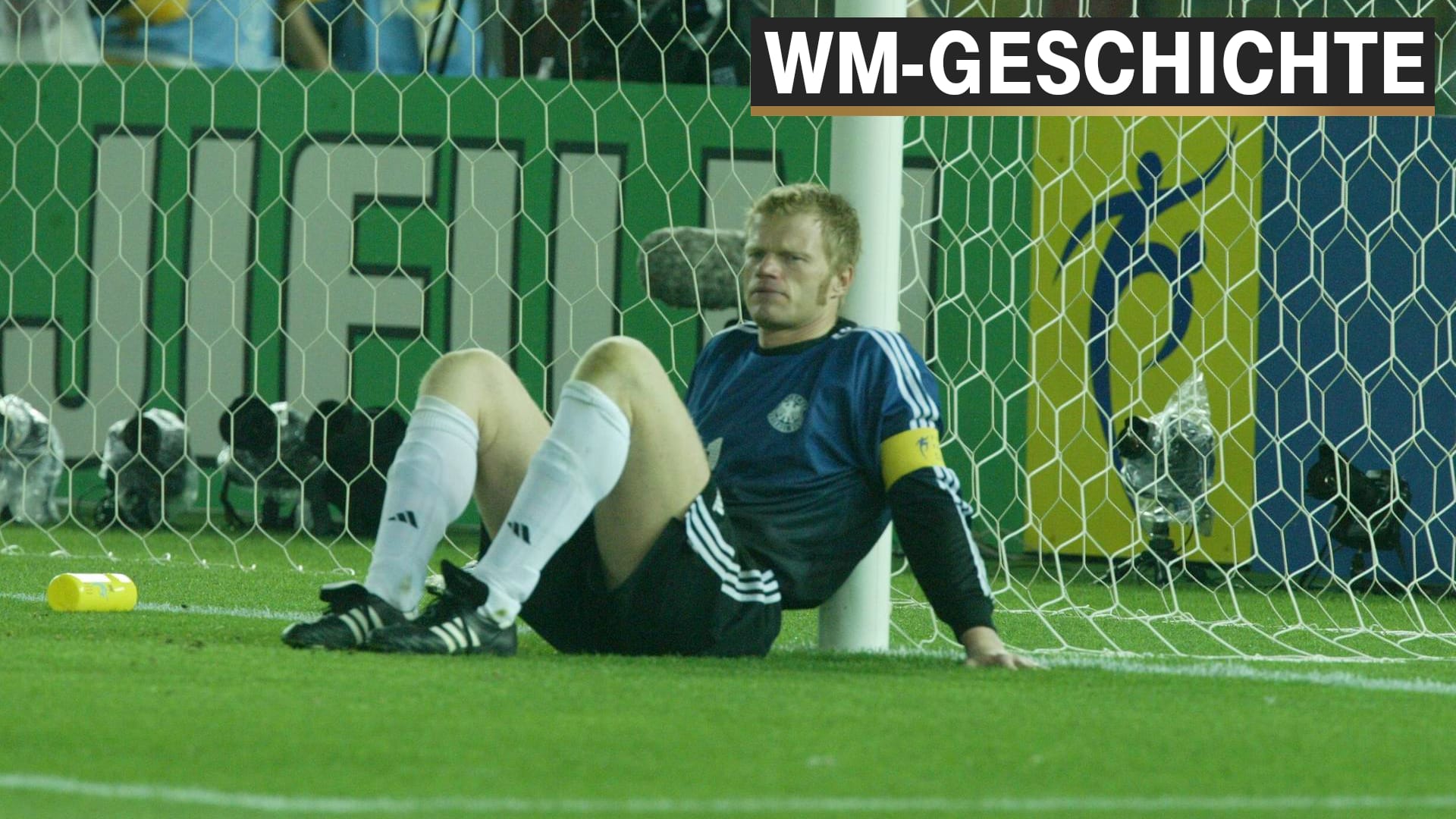 Oliver Kahn ist nach dem Finale gegen Brasilien am Boden zerstört.