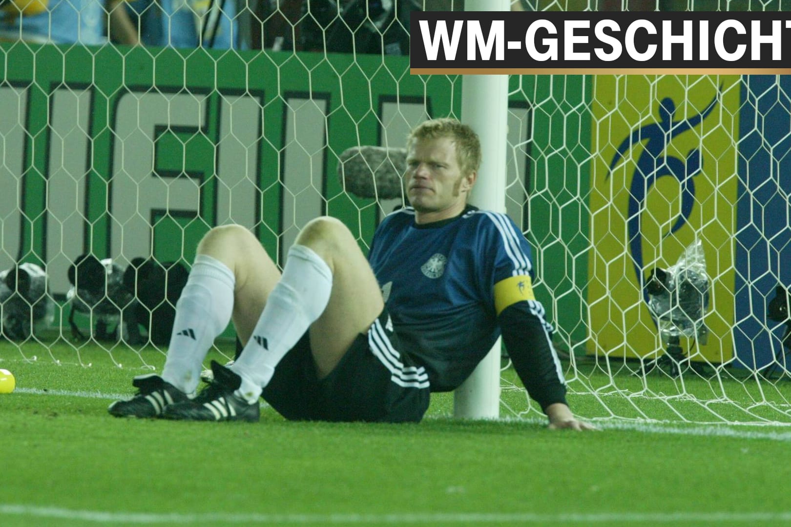 Oliver Kahn ist nach dem Finale gegen Brasilien am Boden zerstört.