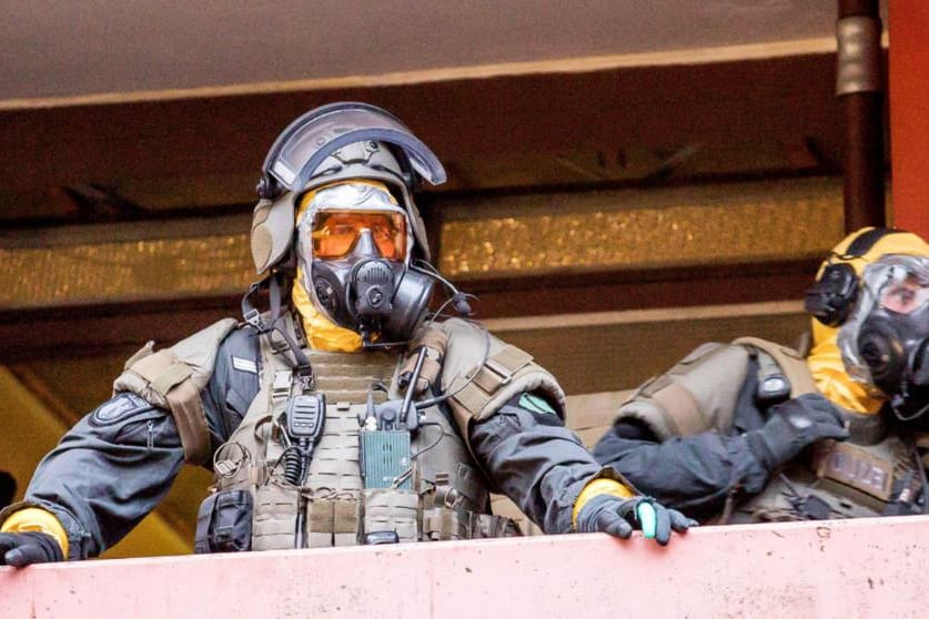 Polizei und Feuerwehr in Gasmasken: Eine Sondereinheit stürmte am Dienstagabend ein Hochhaus in Köln-Chorweiler.