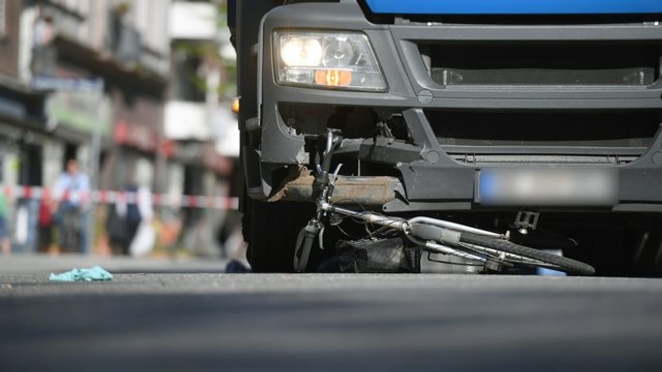 Zusammenstoß von Lastwagen und Fahrrad (Symbolbild): Eine Radfahrerin wird in Berlin schwer am Arm verletzt.