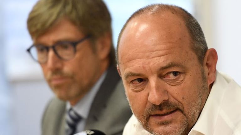 Mathis Wisselmann (l), Polizeipräsident von Mönchengladbach, und Ingo Thiel, Leiter der Mordkommission, geben eine Pressekonferenz zur tödlichen Messerattacke in Viersen.