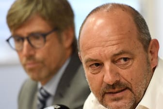Mathis Wisselmann (l), Polizeipräsident von Mönchengladbach, und Ingo Thiel, Leiter der Mordkommission, geben eine Pressekonferenz zur tödlichen Messerattacke in Viersen.