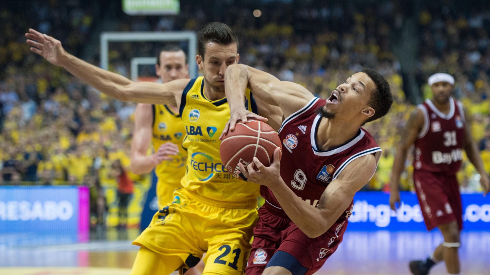 Berlins Spencer Butterfield (li.) im Duell mit Münchens Jared Cunningham: ALBA Berlin hat den FC Bayern im Finale um die deutsche Basketball-Meisterschaft in Spiel fünf gezwungen.