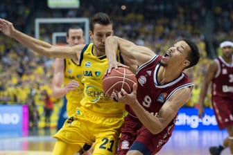 Berlins Spencer Butterfield (li.) im Duell mit Münchens Jared Cunningham: ALBA Berlin hat den FC Bayern im Finale um die deutsche Basketball-Meisterschaft in Spiel fünf gezwungen.