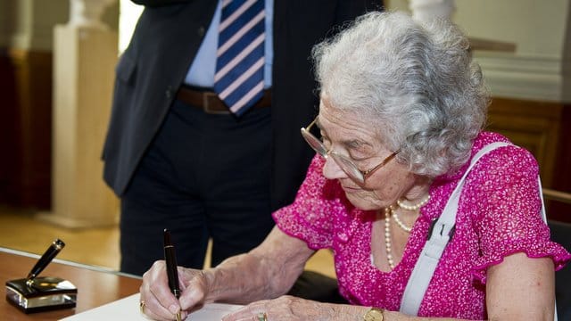 Judith Kerr trägt sich 2013 ins Goldene Buch ihrer ehemaligen Heimatstadt Berlin ein.