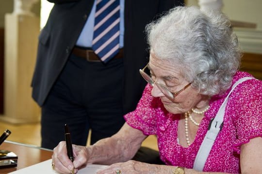 Judith Kerr trägt sich 2013 ins Goldene Buch ihrer ehemaligen Heimatstadt Berlin ein.