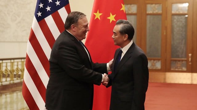 US-Außenminister Mike Pompeo (l) wird in Peking von seinem chinesischen Amtskollegen Wang Yi begrüßt. US-Außenminister Mike Pompeo (l) wird in Peking von seinem chinesischen Amtskollegen Wang Yi begrüßt.