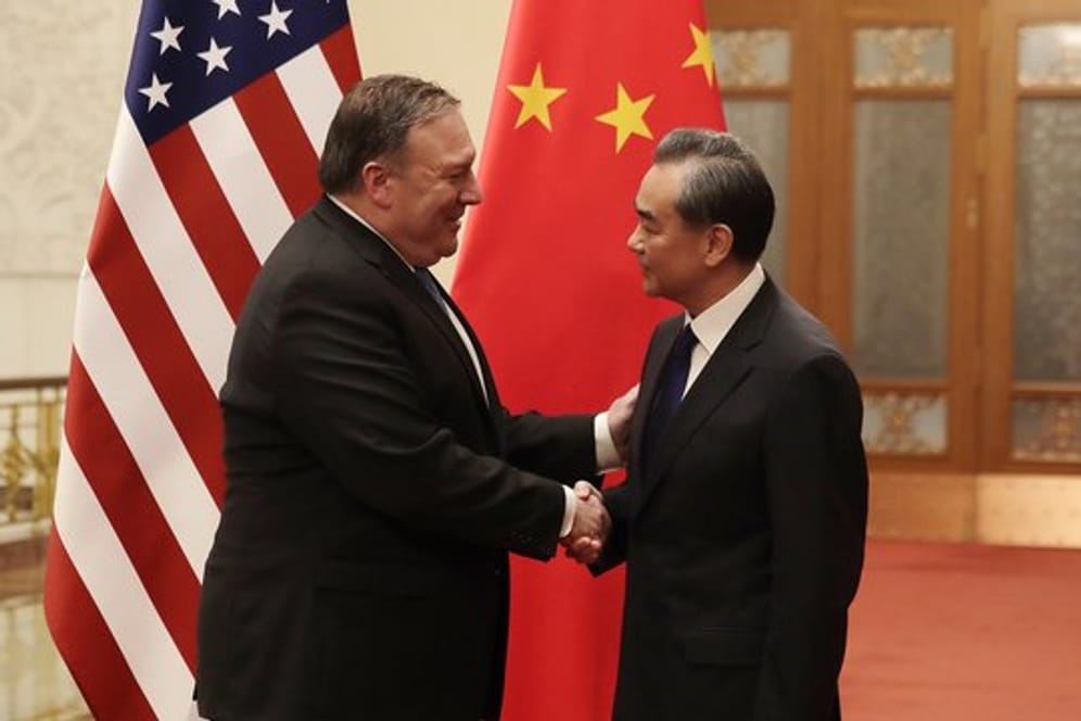 US-Außenminister Mike Pompeo (l) wird in Peking von seinem chinesischen Amtskollegen Wang Yi begrüßt.