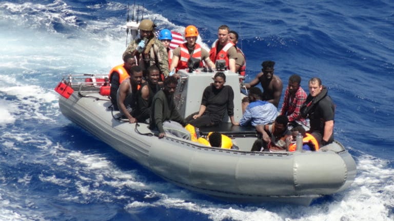 Matrosen des US-Marineschiffes USNS Trenton reagieren auf eine Notruf vor der Küste Libyens: Das Schiff "Trenton" habe rund 40 Überlebende und 12 Leichen von einem Flüchtlingsunglück vor der Küste Libyens an Bord.