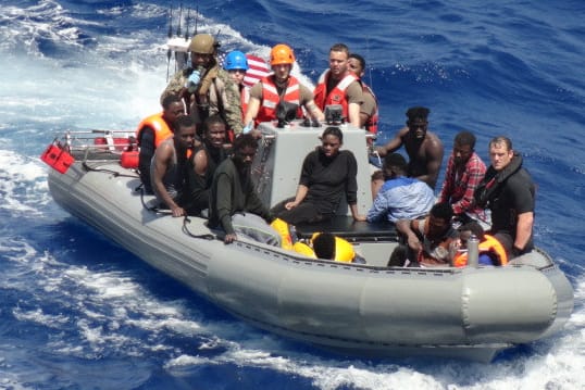 Matrosen des US-Marineschiffes USNS Trenton reagieren auf eine Notruf vor der Küste Libyens: Das Schiff "Trenton" habe rund 40 Überlebende und 12 Leichen von einem Flüchtlingsunglück vor der Küste Libyens an Bord.