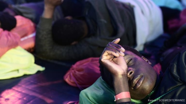Das von der Nichtregierungsorganisation SOS Méditerranée zur Verfügung gestellte Bild zeigt schlafende Flüchtlinge im Innern des Retungsschiffes "Aquarius".